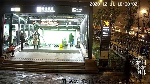 杭州14岁男生负气离家出走 荒地里支起帐篷 地铁口啃包子看书复习