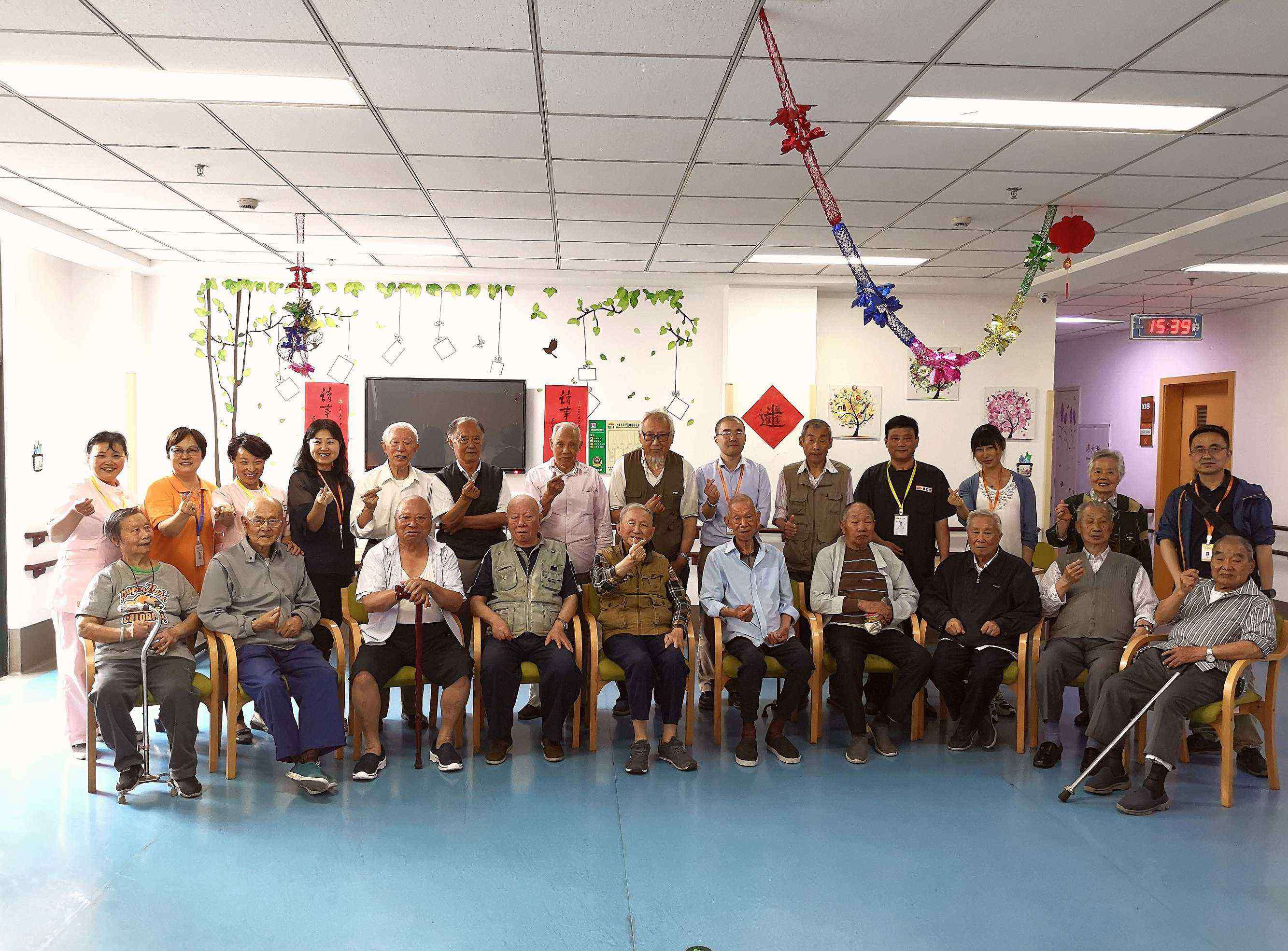 佰仁堂养老院 父亲节前，上海银杏老年公益基金会的年轻志愿者，与佰仁堂.梅陇颐乐养老院的老人们，提前欢乐过节。