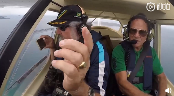 巴西导演拍摄时手机从300米高空坠落 捡起后还能用！网友：还好没砸到人