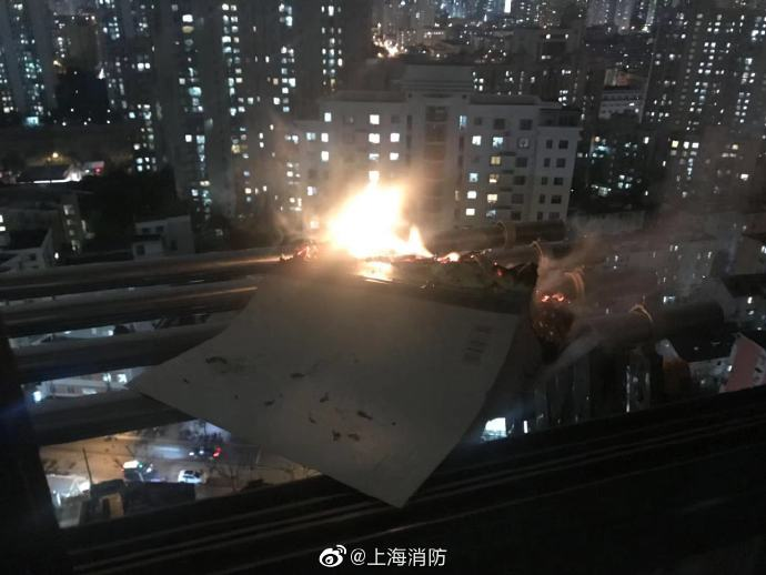 辅导作业情绪失控 上海这位爸爸点燃练习簿扔下楼 差点烧了邻居家！