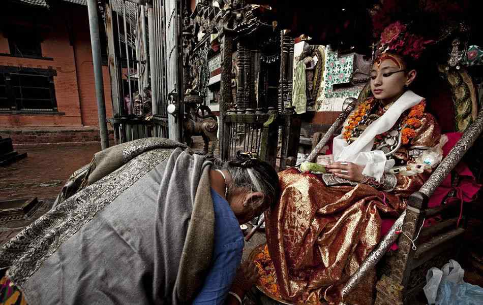 活女神退休后的照片 揭秘尼泊尔活女神真实生活: 生活如同活人祭, 退休后难以谋生