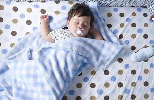 小孩睡觉经常打呼噜 小孩睡觉经常打呼噜，千万别不以为意，得看看它持续时间的长短