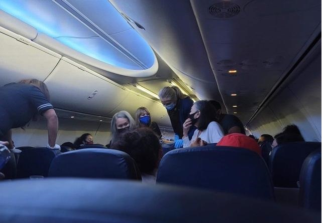 美国男子隐瞒新冠病情在飞机上晕倒身亡 众人不知情施救现场曝光