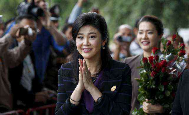 泰国女总理 为什么泰国美女总理英拉，虽有大量的民间支持率，但是依然下台？
