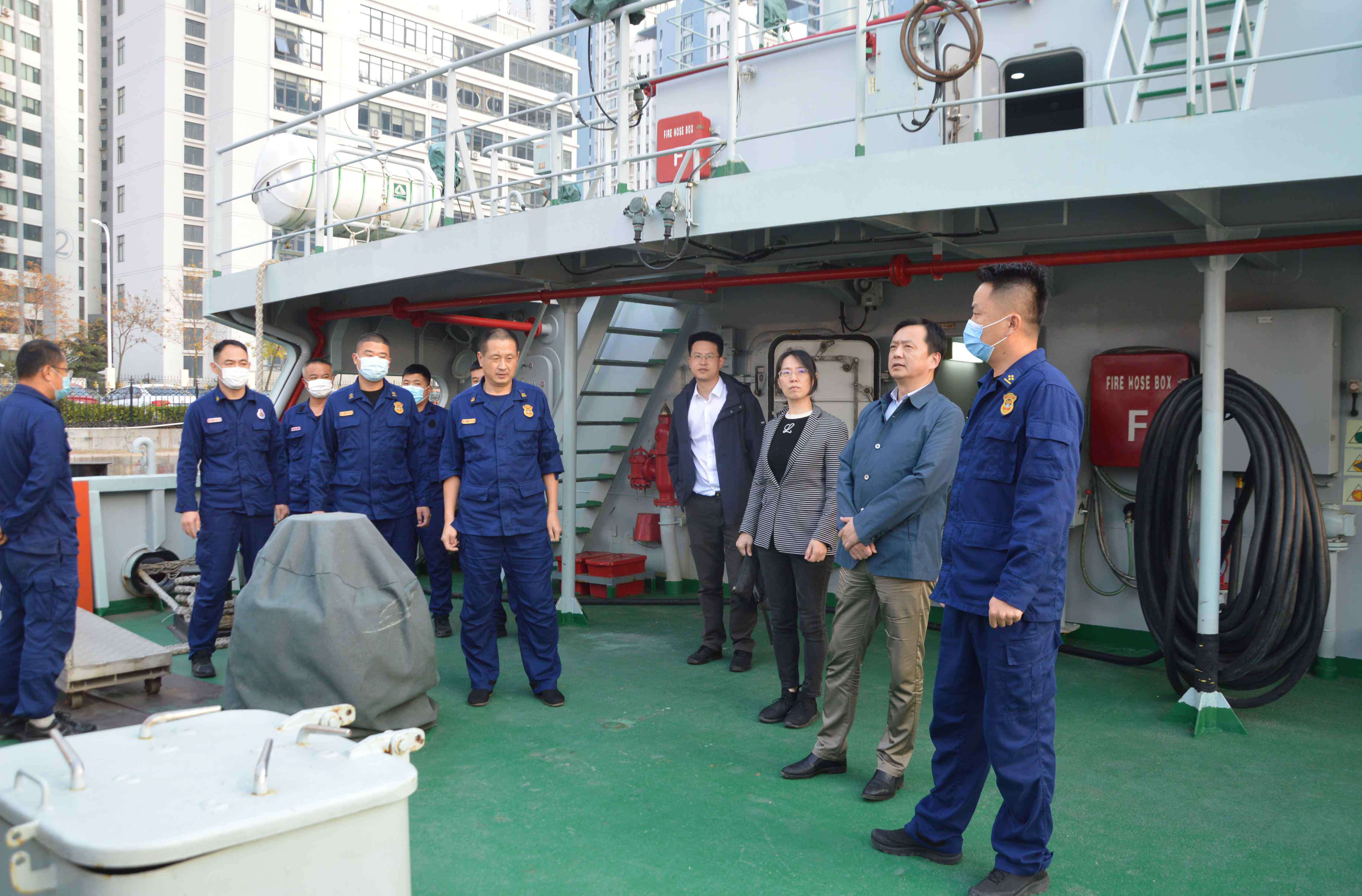 孔向东 孔向东副支队长与发改委相关人员到水上大队考察调研650吨消防船运行情况
