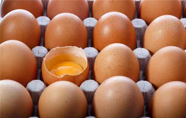 鸡蛋黄吃多了会怎么样 蛋黄吃多了，对身体不好？天天吃鸡蛋，很多人误会蛋黄了
