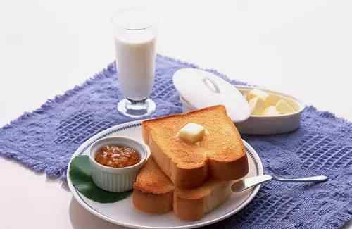 牛奶和面包 很少人知道的小常识 先吃面包还是先喝牛奶？