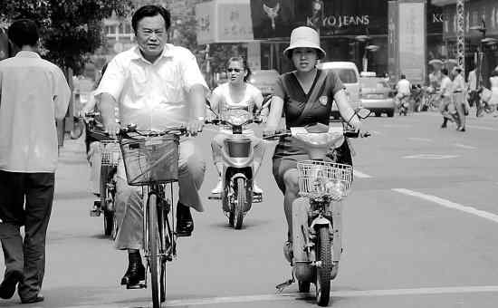 杭州车改 杭州车改两年省3400万 局长骑女儿自行车上下班