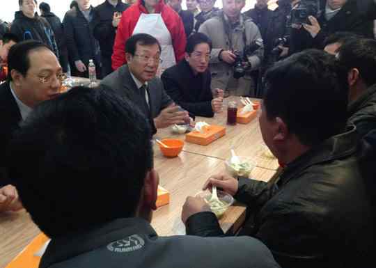 饺子记盛阅读答案 杭州市长张鸿铭与的哥的姐聚餐  动手盛水饺