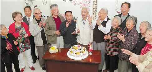 德珍老师 80岁学生给90岁班主任祝寿 延续尊师爱生传统