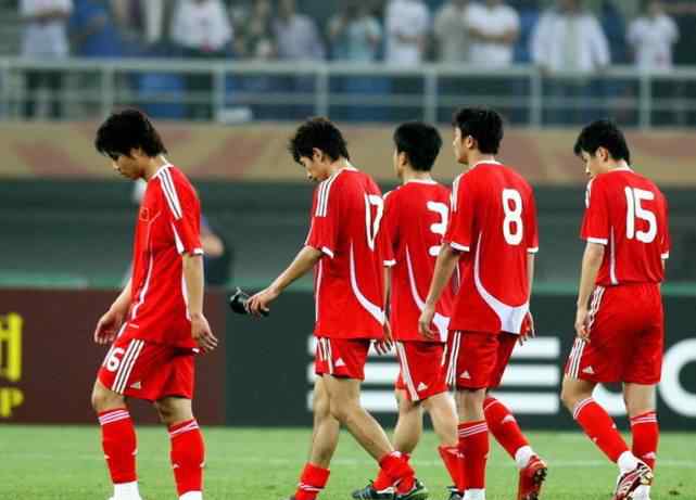 中国足球为什么 几十年来，为什么中国足球总是令人失望？国足球员总是无奈背锅