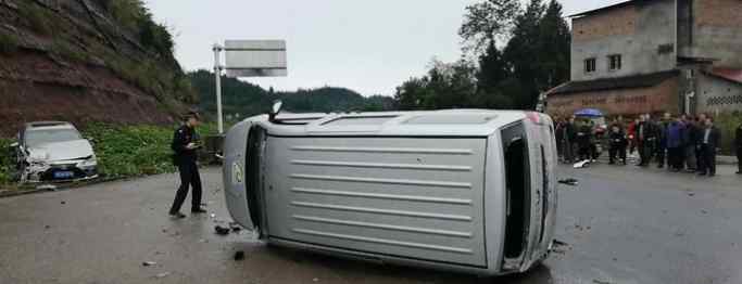 蓬溪新闻 四川遂宁市蓬溪县一面包车与小轿车相撞，面包车侧翻，小车头受损严重