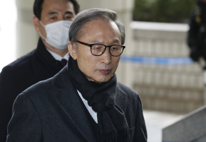 关押韩国前总统李明博的看守所疫情恶化 感染超400人