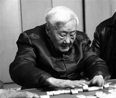 七十年麻将心得 五世同堂七十多人过年 101岁奶奶打一手好麻将