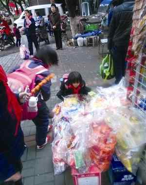 放学后的不合格者 北京已下架的不合格辣条 在宁波的小学门口照卖