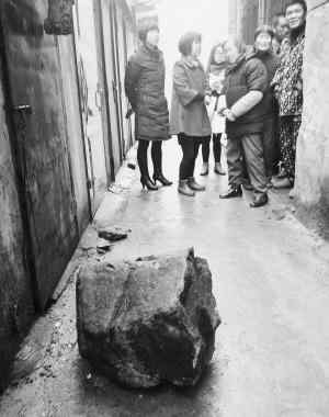 松动的石头 嵊州一山上滚下200公斤巨石 居民墙上被砸出深坑