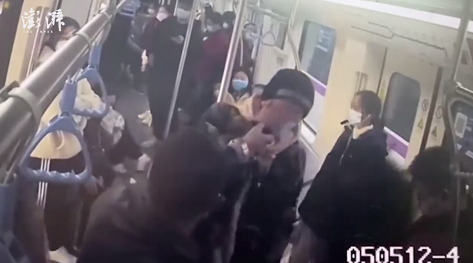 男子在上海地铁手机外放 不听劝阻还打人被拘留 网友：抓得好！