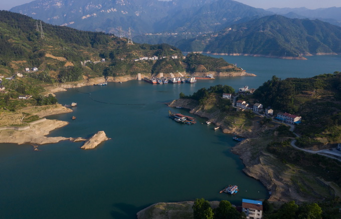 中国出台长江保护法守护母亲河 将加快重点地区危险化学品生产企业搬迁