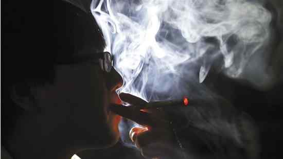 金华烟草电子 帮大人戒瘾的电子烟 在金华小学门口出现