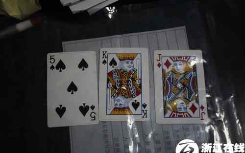 一副扑克牌有多少张 杭州路边绿化带现无名女尸 旁边有三张扑克牌