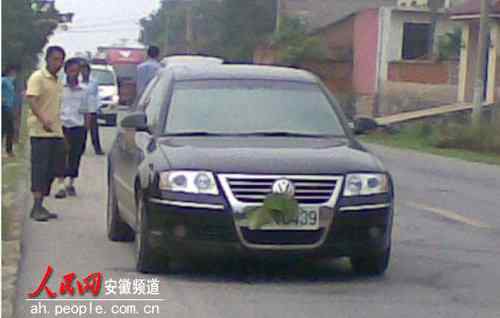 军车私用 安徽一民政局局长被指军车私用 用树叶遮掩车牌