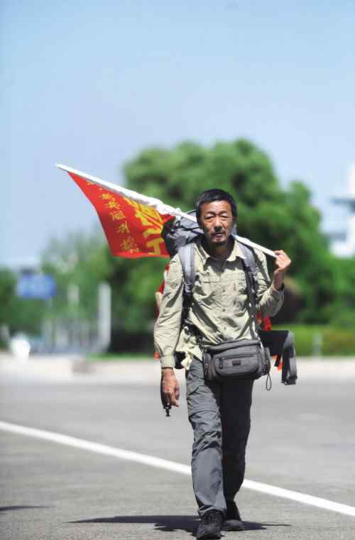李长波 “中国徒步第一人”抵嘉兴 辞去公职走了13年
