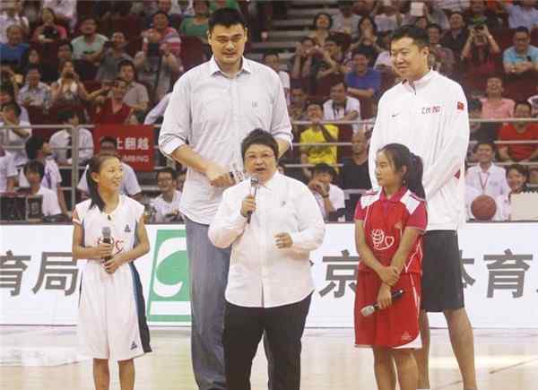 篮球运动员姚明 他比姚明还高10厘米，娶1米9的女运动员为妻，生下女儿有多高？