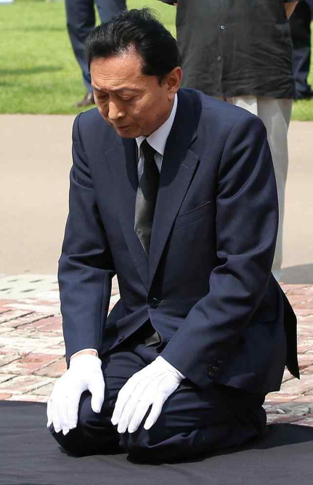 鸠山由纪夫之跪 日本战后有29个首相，为侵略下跪道歉的，只有他1人