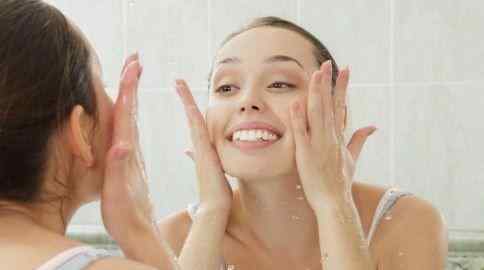硫磺皂洗脸的好处与坏处 经常用硫磺皂洗脸，对护肤有好处还是有坏处？看看养生专家的意见
