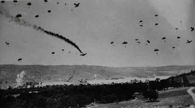 克里特岛大空降 克里特岛空降战役之殇，德国伞兵落地成盒，援军也淹死在海里